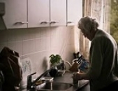 Alleenstaande vrouw in de keuken
