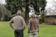 Bejaard echtpaar in de tuin