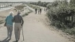 Bejaard echtpaar aan de zee