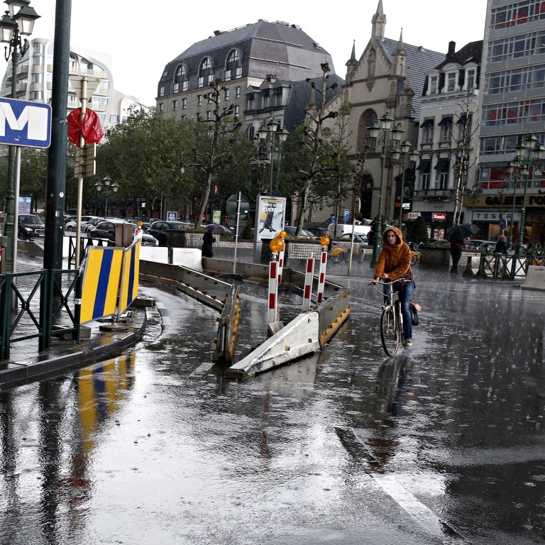 regenval vrouw fiets