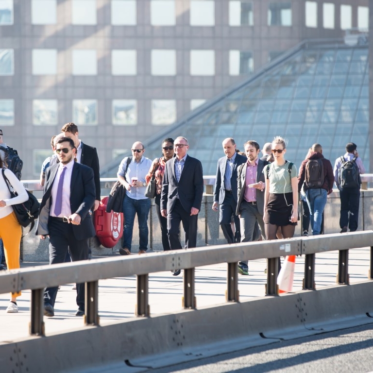 mensen wandelen brug
