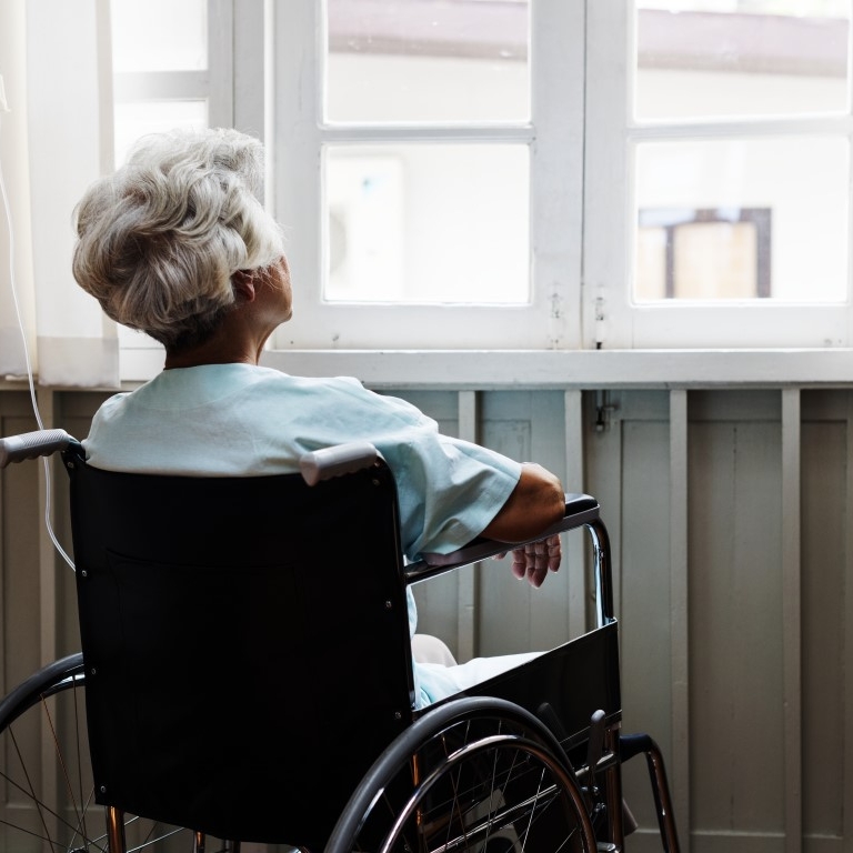 oude vrouw rolstoel