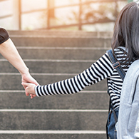Kind hand in hand met ouder