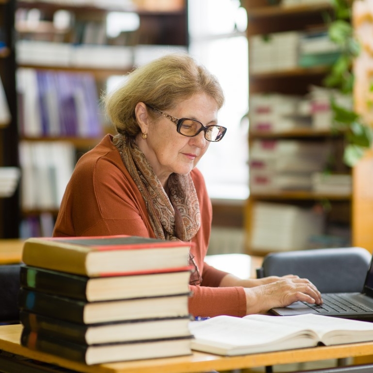 oudere vrouw studeren