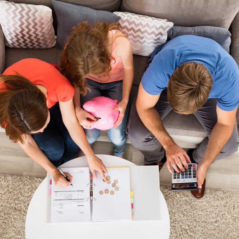 bovenaanzicht familie sparen