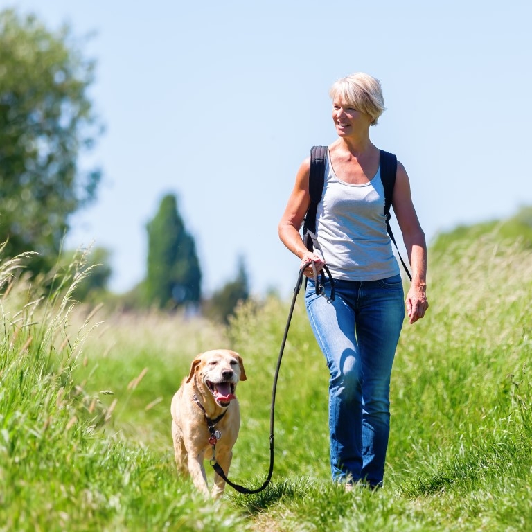 vrouw wandeling hond