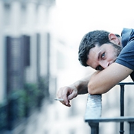 roken-man-balkon