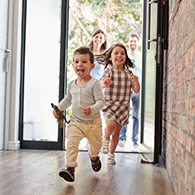 kinderen huis lopen