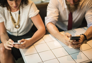 Mensen communiceren met smartphone